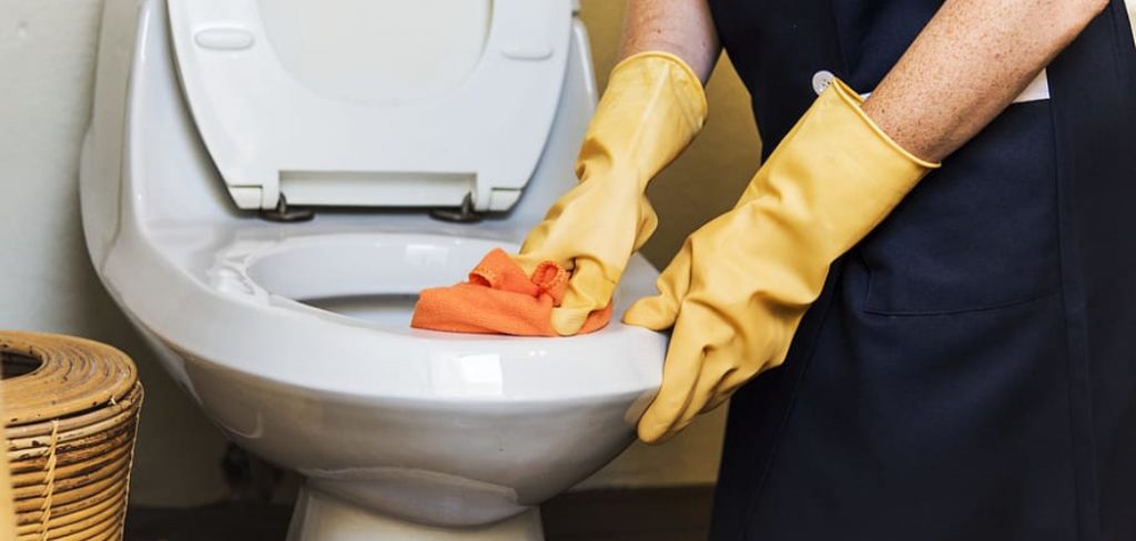 How to Remove Scale From a Toilet Bowl