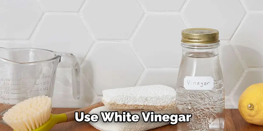  Use White Vinegar