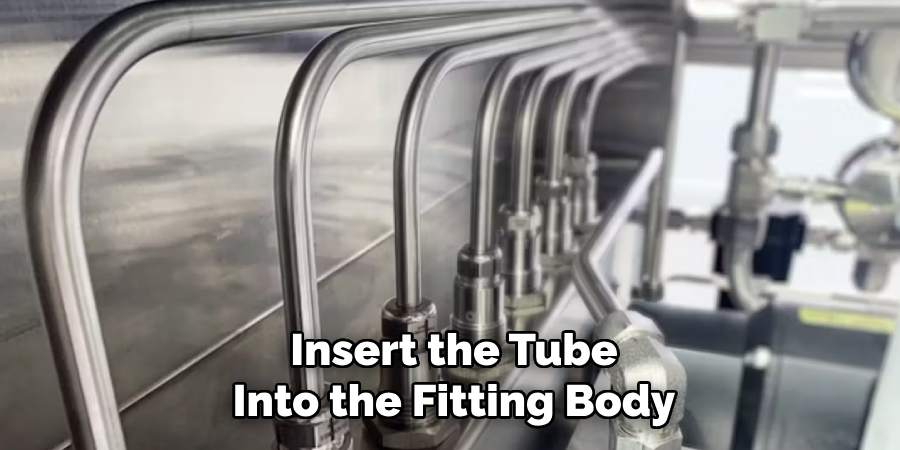 Insert the Tube
Into the Fitting Body