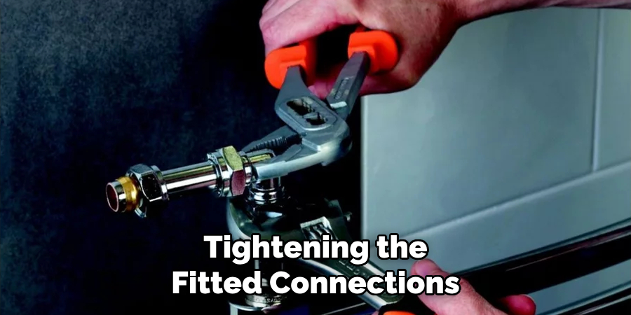 Tightening the
Fitted Connections