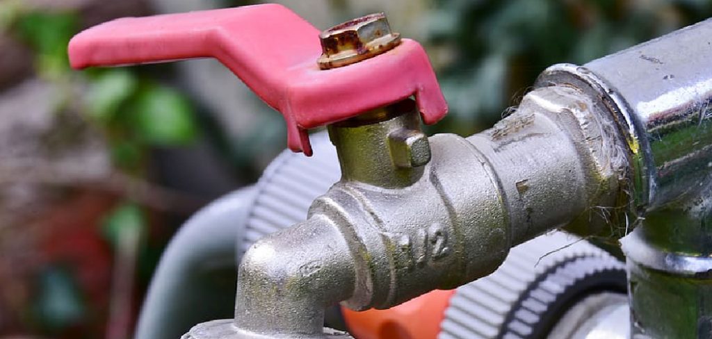 How to Lock an Outside Water Faucet